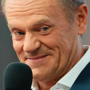 Medlemmar i Medborgarplattformen firar/Donald Tusk. 