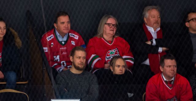 Statsminister Stefan Löfven med fru Ulla Löfven bland publiken under ishockeymatchen i Hockeyallsvenskan mellan Modo och Timrå den 29 december 2019 i Örnsköldsvik ERIK MÅRTENSSON / BILDBYRÅN