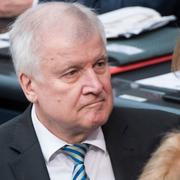 Arkivbild på Horst Seehofer och Angela Merkel.