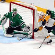 Filip Forsberg trycker pucken mot mål i mötet mellan Nashville och Dallas.