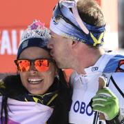 Emil Jönsson firas sambon Anna Haag efter målgången i herrarnas jaktstart 15 km i världscupen i Falun på söndagen. Det var hans sista elitlopp när han nu lägger skidorna på hyllan som Anna gjorde tidigare i dag.