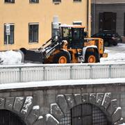 Snöröjning vid Munkbron, Gamla stan i Stockholm, 3 februari.