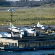 Flygplan parkerade på Bromma flygplats efter att klimataktivister tagit sig in på området. 