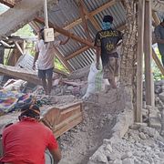 Människor i East Manggarai i östra Indonesien röjer upp efter jordbävningen.