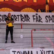 Luleå-supporter på en i övrigt tom läktare. 