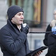 Partiet Nyans partiledare Mikail Yüksel talar under en demonstration mot koranbränningar på Mynttorget utanför riksdagen 2023.