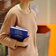 En kvinna upptäckte vad mannen höll på med och kontaktade bibliotekets personal. Tillsammans konfronterade de den onanerande mannen.