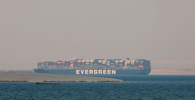 Fraktfartyget Ever Given fastnade tvärs över Suezkanalen i slutet av mars och blockerade genomfart i nära en vecka. Nu strider fartygsägaren och egyptiska kanalmyndigheten om vems ansvar det var att fartyget fastnade och hur mycket kompensation som är rimligt att betala.  Mohamed El-shahed / TT NYHETSBYRÅN