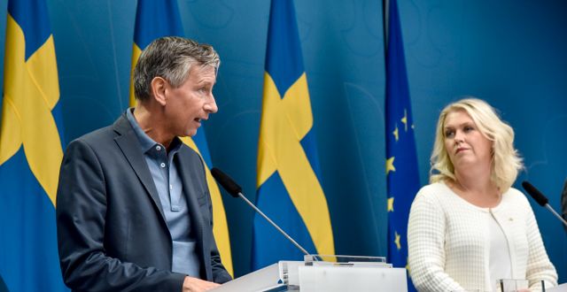Vaccinsamordnare Richard Bergström och socialminister Lena Hellengren. Fredrik Sandberg/TT