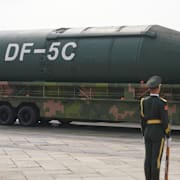 Kina visar upp en interkontinental robot som kan bära kärnvapen.