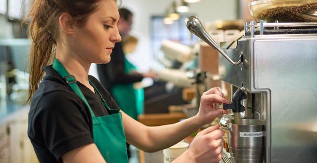 Starbucks-medarbetare i S:t Petersburg. Arkivbild. Shutterstock