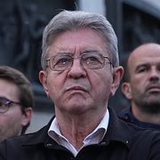 Ledaren för yttervänsterpartiet LFI, Jean-Luc Mélenchon, är under hård press efter dödsmisshandeln av en högeraktivist.