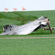 Vrakdelar från ett ungerskt Jas 39 Gripen-plan på ett fält nära militärbasen i Caslav efter en krasch vid landning 2015. Piloterna sköt ut sig och ingen skadades.