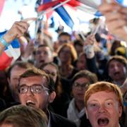 Anhängare av det franska högerextrema partiet National Rally reagerar vid partiets valvaka, söndagen den 9 juni 2024 i Paris.