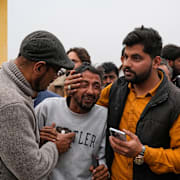 En man sörjer sin anhöriga som dött i explosionen. 