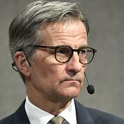 Riksbankschef Erik Thedéen, kommenterar riksbankens besked att styrräntan lämnas oförändrad på 1,75 procent, under en pressträff på torsdagen.