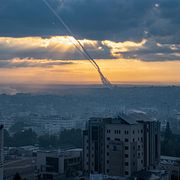 Raketer avfyras från Gaza mot Israel.  Fatima Shbair / AP