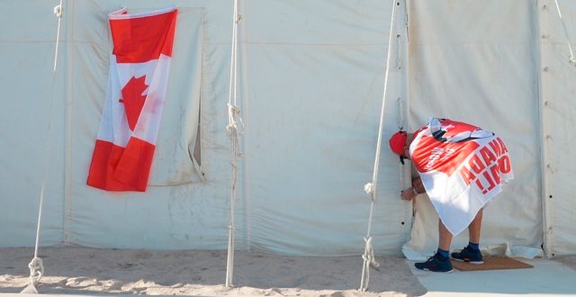 Kanadensaren Modar Safar stänger sitt tält i Al Khor, 23 november. Jon Gambrell / AP