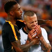 Radja Nainggolan tröstas av Gerson efter uttåget ur Champions League.