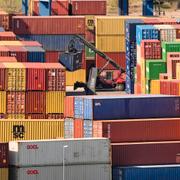 Containrar på hög i en tysk terminal, efter att Trump meddelade sina tullar mot EU för första gången i april.