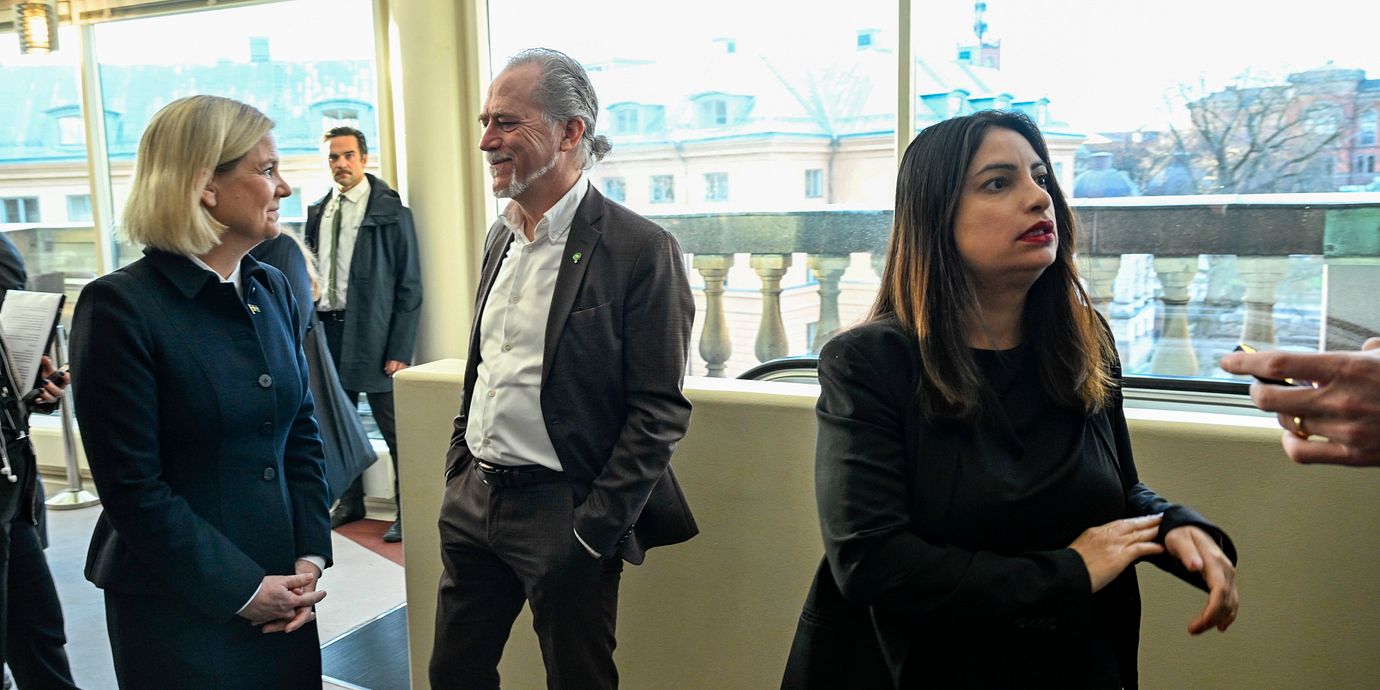 Magdalena Andersson (S),  Daniel Helldén (MP) och Nooshi Dadgostar (V).