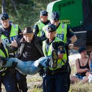 Demonstrant bärs bort av polis i Ojnareskogen, 2012.