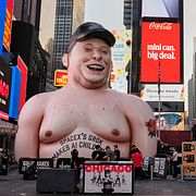 En stor Musk-kritisk uppblåsbar figur på Times Square i New York, 11 juni.