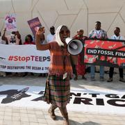 Aktivisten Ina-Maria Shikongo leder en demonstration mot fossila bränslen under COP28-mötet Dubai. Bilden är tagen tidigare i dag.