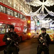 Beväpnade poliser vid Oxford street.
