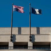 Upp- och nedvänd USA-flagga på Heritage Foundations kontorsbyggnad.