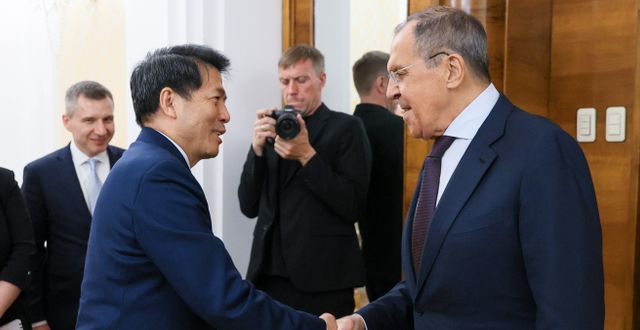  Sergej Lavrov och Li Hui. Bild från ryska utrikesdepartementet.  AP