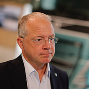 Illustrationsbilder. Volvos vd Martin Lundstedt, Ericssons kontor i Kista i Stockholm. Båda hör till Sveriges största exportbolag.