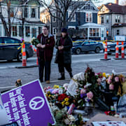 Människor vid minnesplatsen för Renee Good i Minneapolis. 