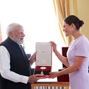 Kronprinsessan Victoria lämnar över den Kungliga Nordstjärneorden till Indiens premiärminister Narendra Modi i Göteborg.