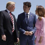 Arkivbild: Donald Trump med Justin Trudeau och frun Sophie Gregoire Trudeau vid G7-mötet i Kanada i somras.