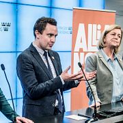 Acko Ankarberg Johansson (C), Tomas Tobé (M), Maria Arnholm (FP) och Michael Arthursson (C) vid en presskonferens 2015