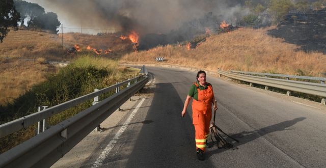 Kvinna bekämpar brand i Italien. Illustrationsbild. Salvatore Cavalli / TT NYHETSBYRÅN