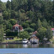 Hus i strandnära läge ute på Värmdö i Stockholms skärgård. 