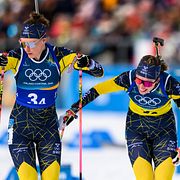 Hanna och Elvira Öberg vid loppets sista växling. 
