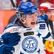 Leksands Anton Karlsson jublar efter 0-1 tillsammans med Kevin Schulze och Filip Johansson under direktkval 5 till SHL mellan Mora och Leksand.