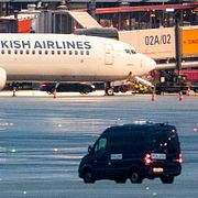 En polisbil parkerad på flygplatsen i Hamburg under det pågående gisslandramat. 