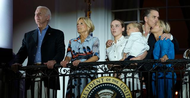 President Joe Biden med frun Jill Biden tillsammans med barnbarnen Finnegan Biden och Beau Biden, samt Hunter Biden och Melissa Cohen, tidigare i juli. Susan Walsh / AP