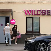 En kvinna lämnar Wildberries i Moskva på torsdagen.
