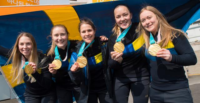 De svenska curlingdamerna, Lag Hasselborg, med guldmedaljerna från Pyeongchang. Jonas Ekströmer/TT