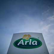 Efter sammanslagningen med DMK Group äger Arla nu en ”omfattande ysteriverksamhet” med hundratals anställda i Ryssland, rapporterar TT.
