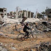 En förstörd byggnad efter ett luftangrepp mot Rafah, 2024.