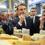 Emmanuel Macron (i mitten).