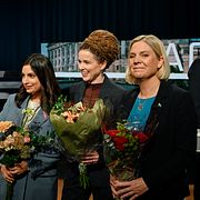 Nooshi Dadgostar (V), Amanda Lind (MP) och Magdalena Andersson (S).