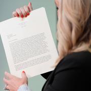 Vita husets pressekreterare Karoline Leavitt visar upp ett av breven.