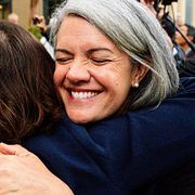 Advokaten Shannon Stevenson som har representerat delstaten Colorado under rättegången mot Meta kramar en kollega efter förlikningen den 26 augusti 2026.